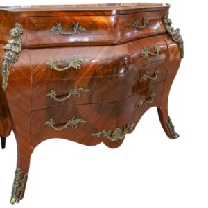 Cómoda tripona chapada con bronces